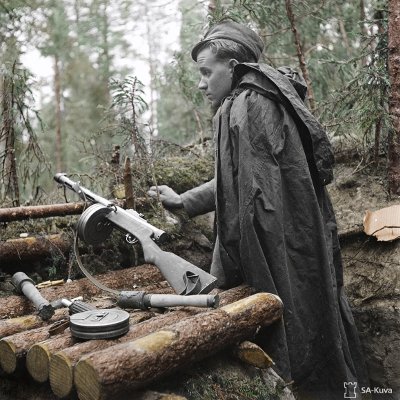 Käsityönä väritetty historiallinen SA-kuva, väritysprosessi vaihe 3